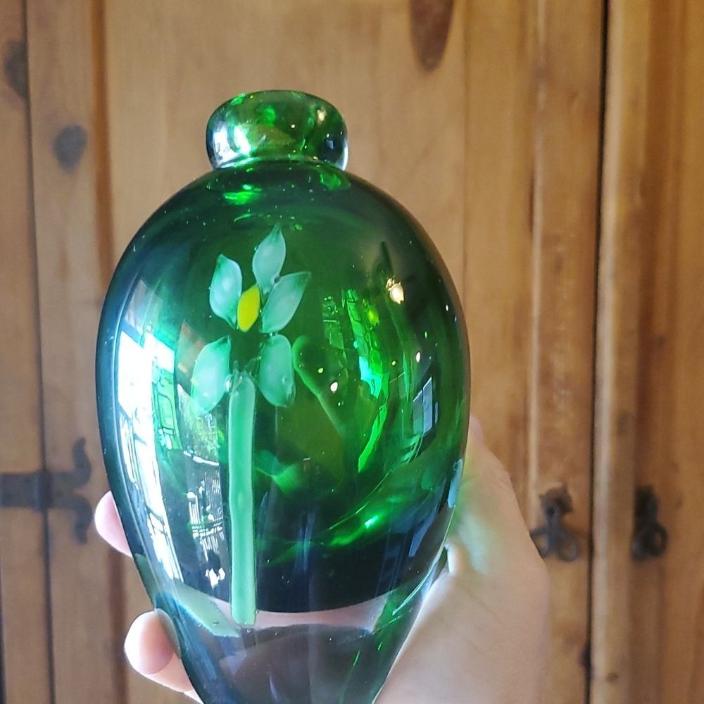 Gorgeous Designs Green Glass Vase – Leaf Motif – 6" – Modern Decorative Accent